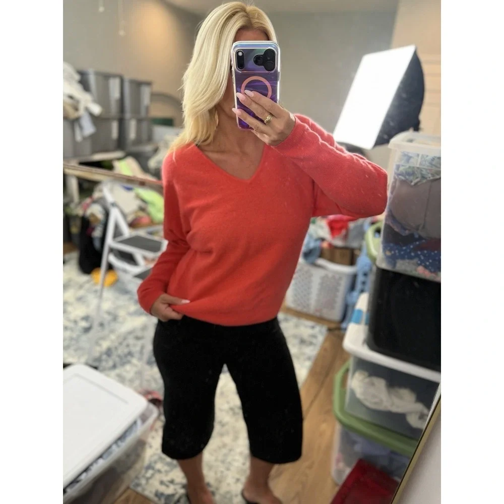Tahari M Luxury 100% 2 Ply Cashmere Coral Sweater V Neck Long Sleeve Glamorous